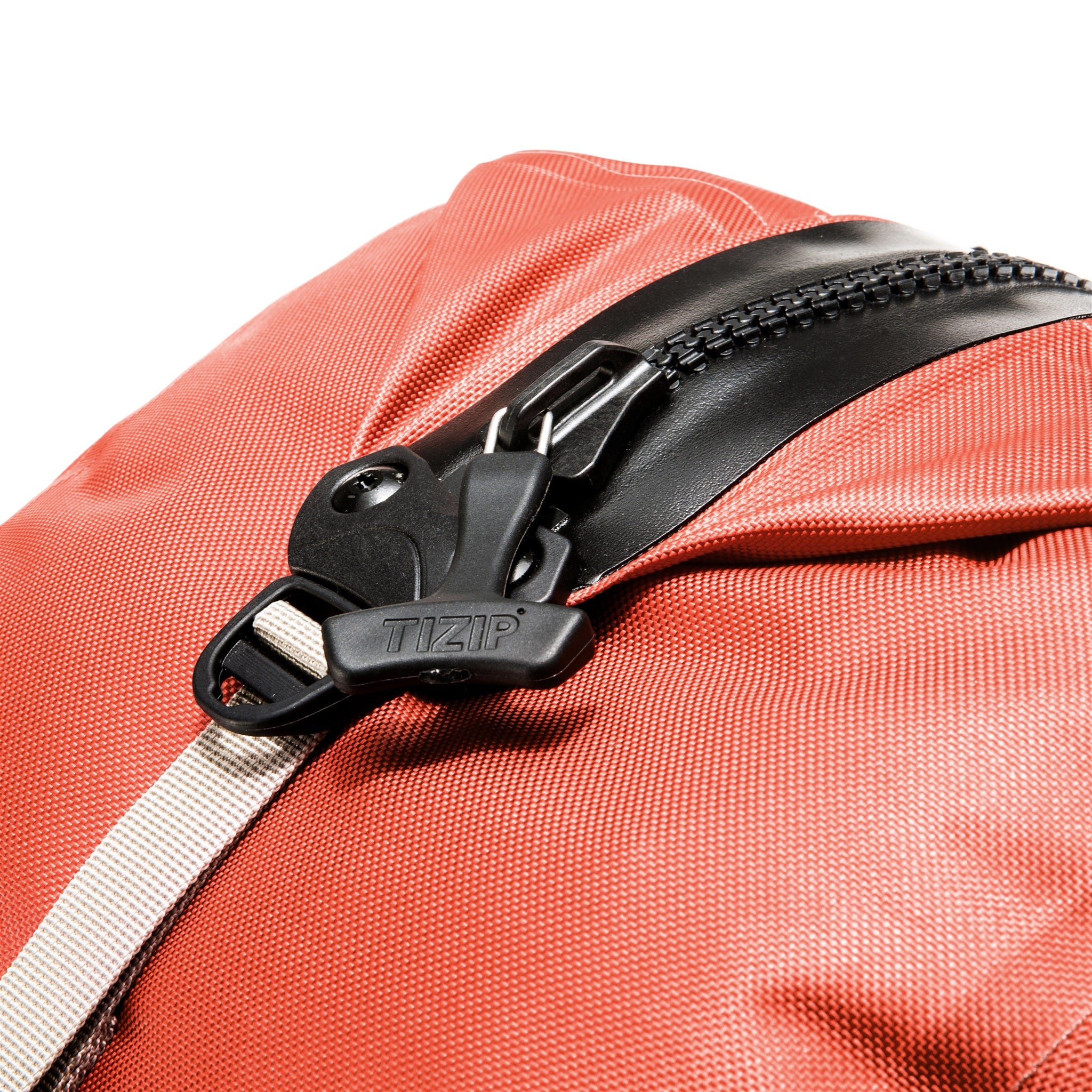 Detailansicht des wasserdichten ORTLIEB Outdoor-Rucksacks Atrack in der Farbe rooibos mit 25 Litern Volumen, mit robustem TIZIP-Reißverschluss für zuverlässigen Schutz vor Nässe und Staub.