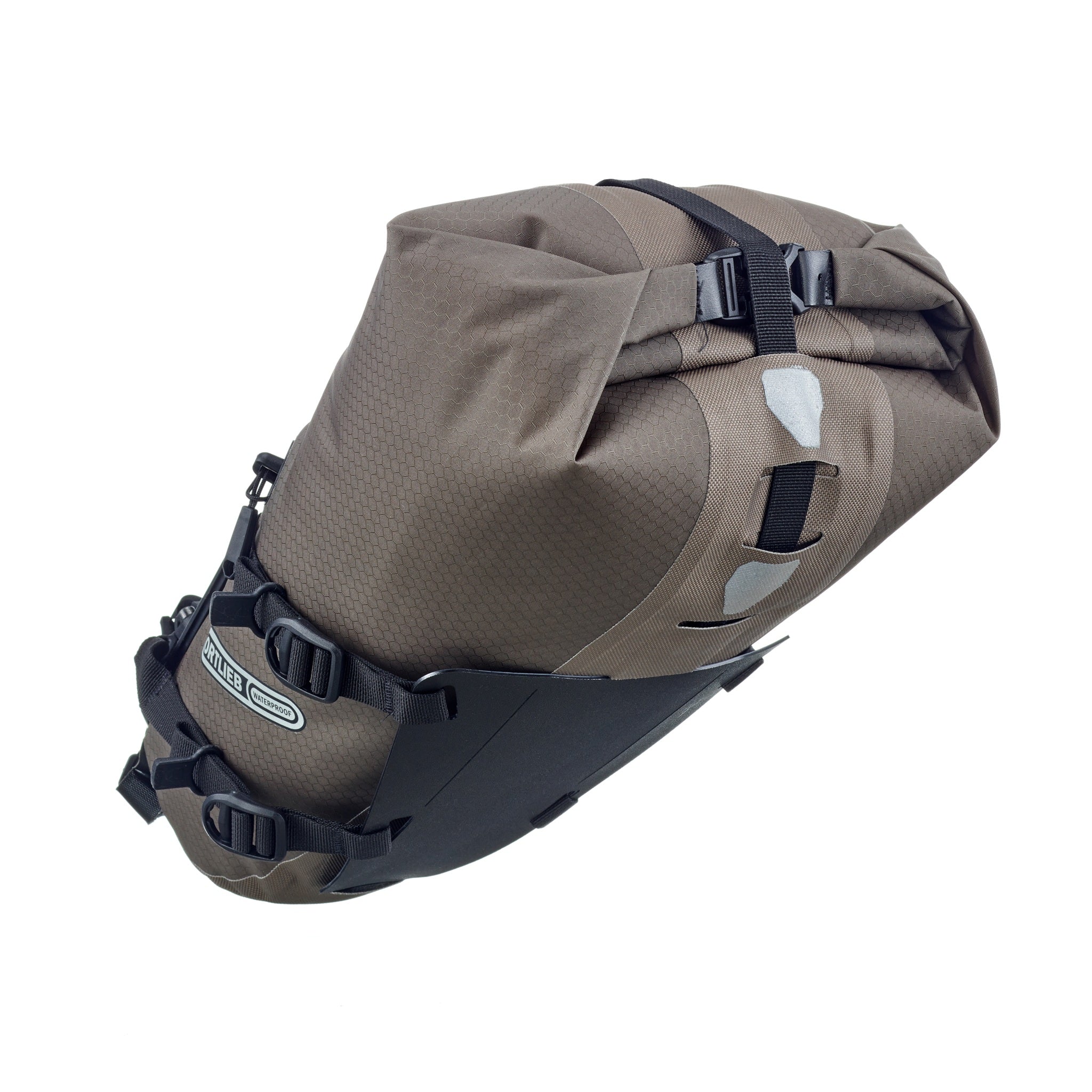 Rückansicht der ORTLIEB Seat-Pack QR in dark-sand mit reflektierenden Elementen und Schutzplatte