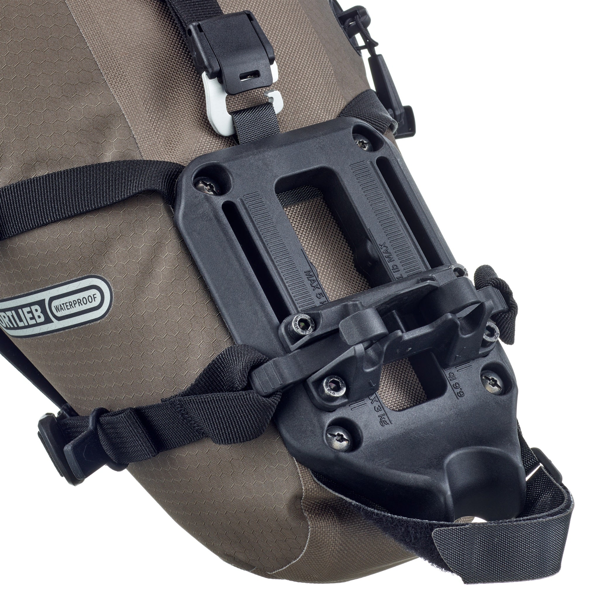Detail der ORTLIEB Seat-Pack QR in dark-sand mit Kompressionsgurt und Ventil