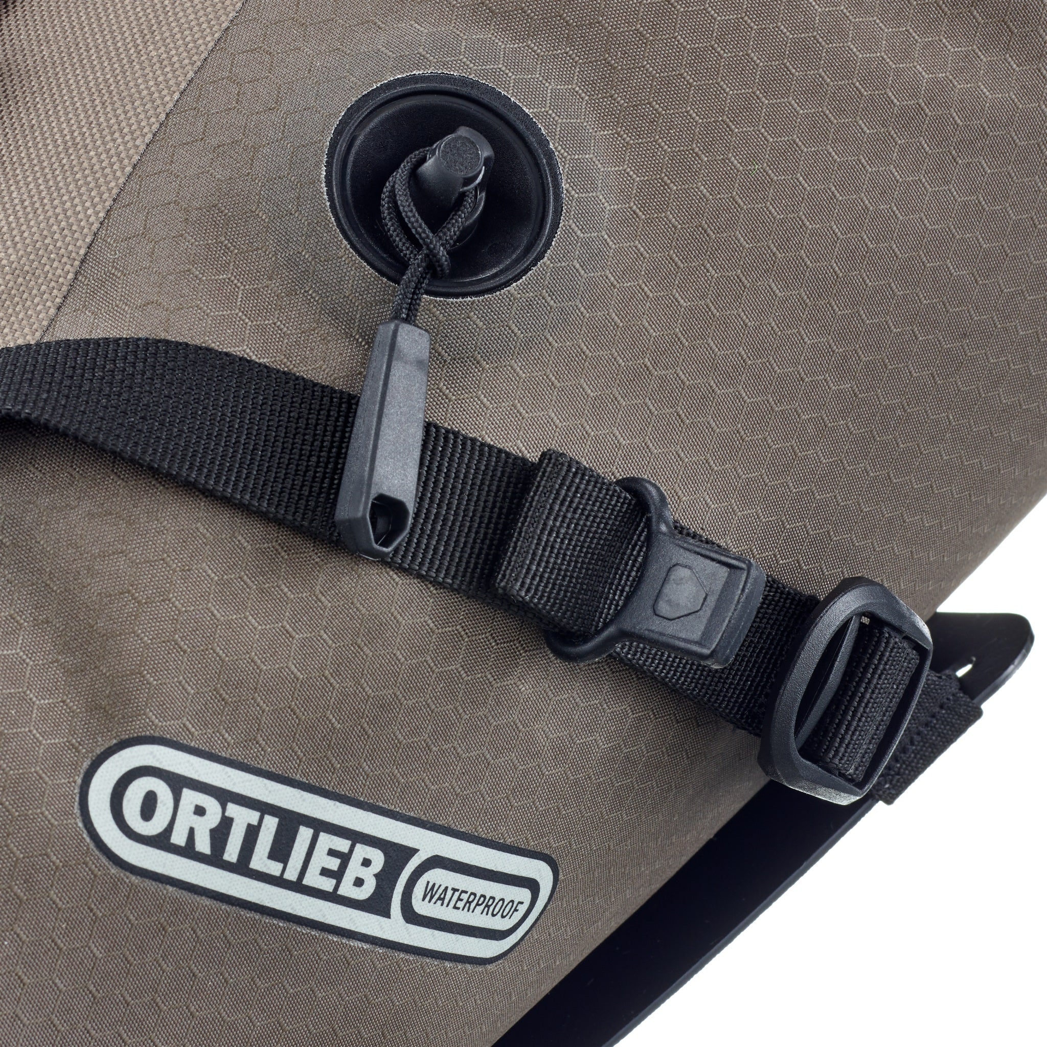 Nahaufnahme der ORTLIEB Seat-Pack QR dark-sand mit Seat-Lock Befestigungssystem