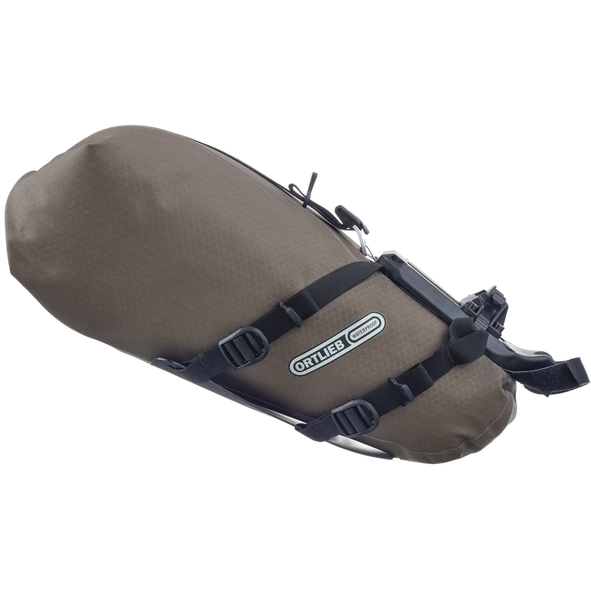 Seitliche Nahansicht der ORTLIEB Seat-Pack QR dark-sand mit Riemen und Befestigungssystem